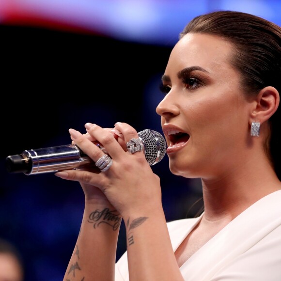 Demi Lovato, sóbria há seis anos, segue tratando de sua mente para combater o vício: 'Consulto um terapeuta duas vezes por semana'