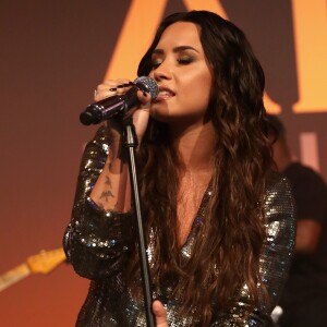 Demi Lovato foi homenageada por fundação e explicou que não deixou de tratar seu vício