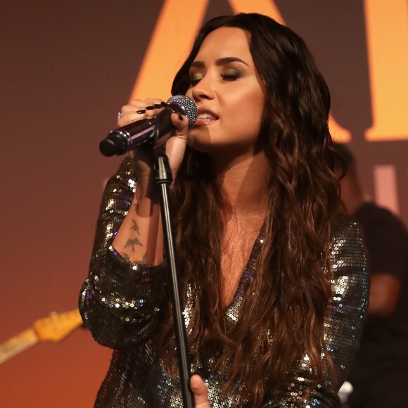 Demi Lovato foi homenageada por fundação e explicou que não deixou de tratar seu vício