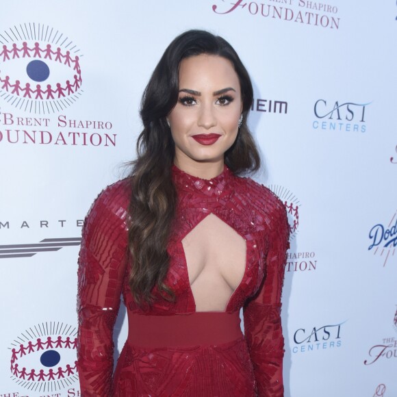 Demi Lovato apostou em um look decotado para o evento