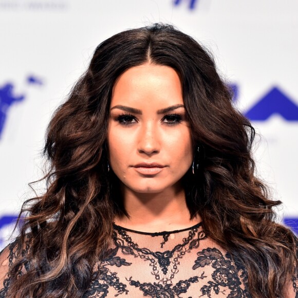 'Eu trabalho a minha saúde física, o que é importante, mas também a minha saúde mental', afirmou Demi Lovato sobre seus vícios em álcool e drogas