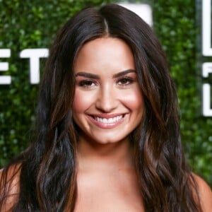 'Vou a encontros de alcoólicos anônimos, faço muito exercício na academia', falou Demi Lovato sobre sua rotina para superar o vício