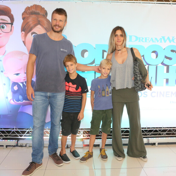 Pai dos gêmeos, João e Francisco, de 8 anos, Rodrigo Hilbert lançou novo livro de receitas 