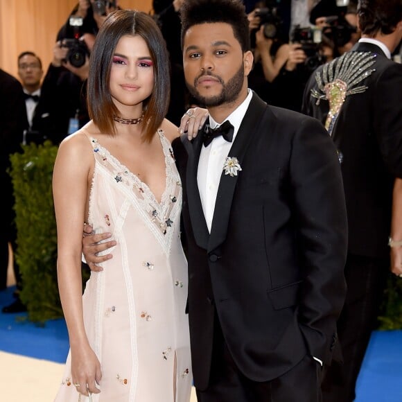 'Ambos têm sido muito gentis com os vizinhos e parecem muito felizes por morarem juntos', disse uma fonte sobre Selena Gomez e The Weeknd