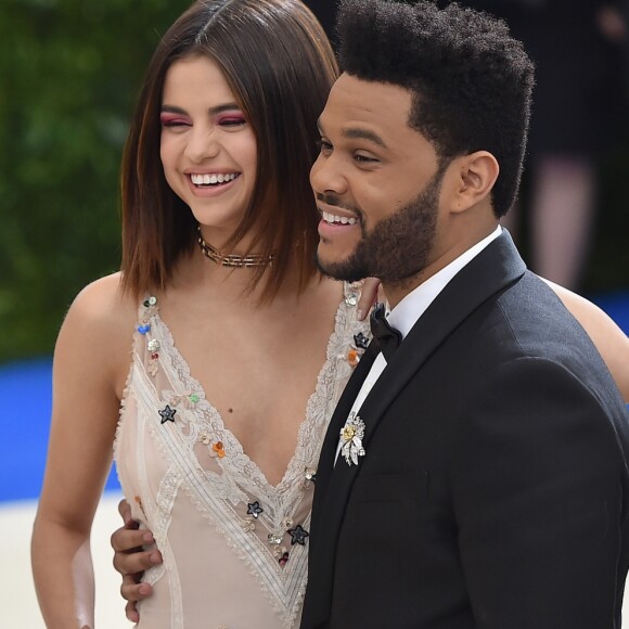 Selena Gomez e o namorado, The Weeknd, estão morando juntos em Nova York, nos Estados Unidos