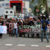 Um grupo de amigos de Douglas Rafael da Silva e moradores da comunidade Pavão-Pavãozinho, em Copacabana, fizeram um protesto com palavras de ordem e cartazes