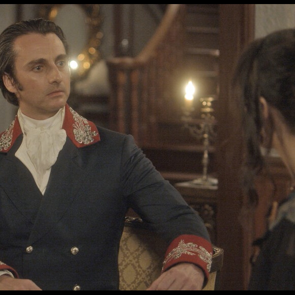 Patrício (André Dias) pede para ir trabalhar para Domitila (Agatha Moreira), na novela 'Novo Mundo'