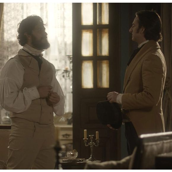 Patrício (André Dias) passava informações do palácio para Thomas (Gabriel Braga Nunes), na novela 'Novo Mundo'