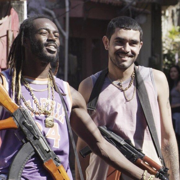 Jonathan Azevedo e Daniel Zettel se divertiram cantando a música para Betty Faria