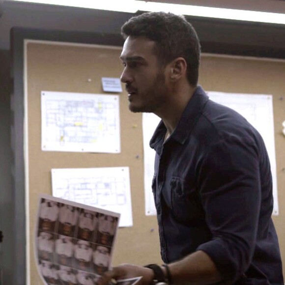 Antônia (Vanessa Giácomo) e Domênico (Marcos Veras) suspeitam de Sandra Helena (Nanda Costa), e decidem blefar para conseguir a confirmação, na novela 'Pega Pega'