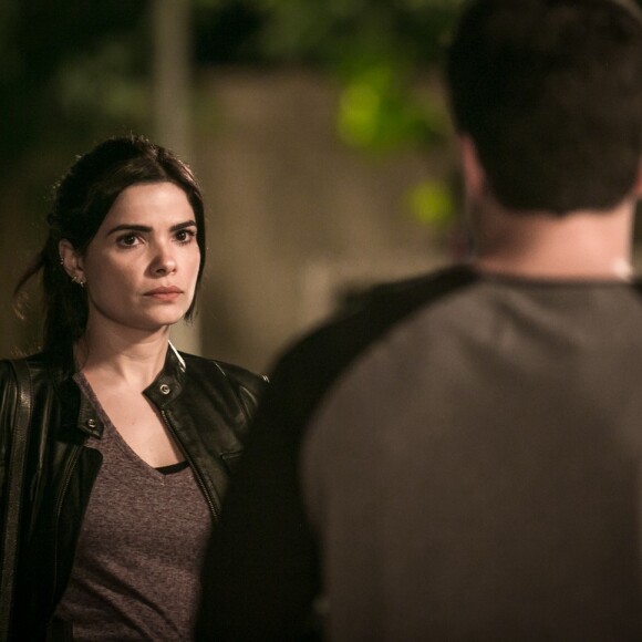 Antônia (Vanessa Giácomo) tenta fazer Júlio (Thiago Martins) falar, mas ele percebe o blefe e não diz nada sobre Sandra Helena (Nanda Costa), na novela 'Pega Pega'
