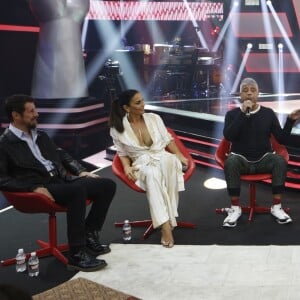 Ivete Sangalo apostou em um terninho e falou sobre a gravidez de gêmeos ao lançar o programa