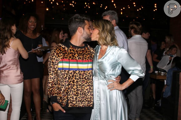 Bruno Gagliasso trocou beijos com a mulher, Giovanna Ewbank, no evento