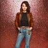 Selena Gomez elegeu calça jeans, cinto e jaqueta de couro caramelo para o desfile da Coach na New York Fashion Week, nesta terça-feira, 12 de setembro de 2017