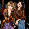 Selena Gomez sentou ao lado de Anna Wintour, editora-chefe da revista 'Vogue' americana, no desfile da Coach na New York Fashion Week, nesta terça-feira, 12 de setembro de 2017