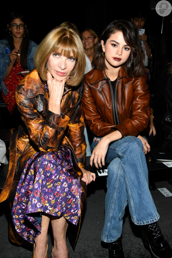 Selena Gomez sentou ao lado de Anna Wintour, editora-chefe da revista 'Vogue' americana, no desfile da Coach na New York Fashion Week, nesta terça-feira, 12 de setembro de 2017