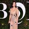 Selena Gomez usou um delicado vestido Rodarte em jantar de gala realizado na New York Fashion Week, em 9 setembro de 2017