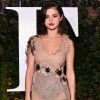 O vestido Rodarte usado por Selena Gomez pertence à coleção primavera 2018 da grife e conta com bordados florais