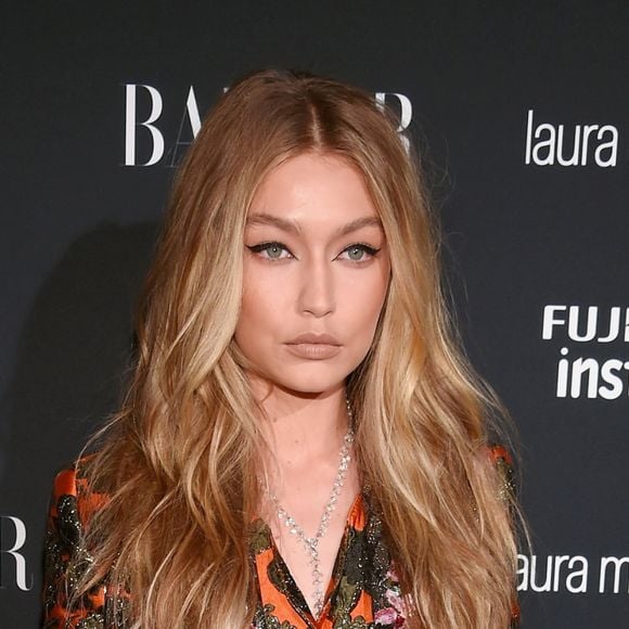 Gigi Hadid apostou em conjunto estampado Dolce & Gabbana coleção outono 2017 para festa realizada durante a NYFW, na última sexta-feira, 8 de setembro de 2017