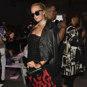 Paris Hilton investiu em um visual rocker com botas e jaqueta de couro na New York Fashion Week
