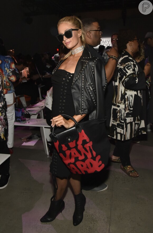 Paris Hilton investiu em um visual rocker com botas e jaqueta de couro na New York Fashion Week