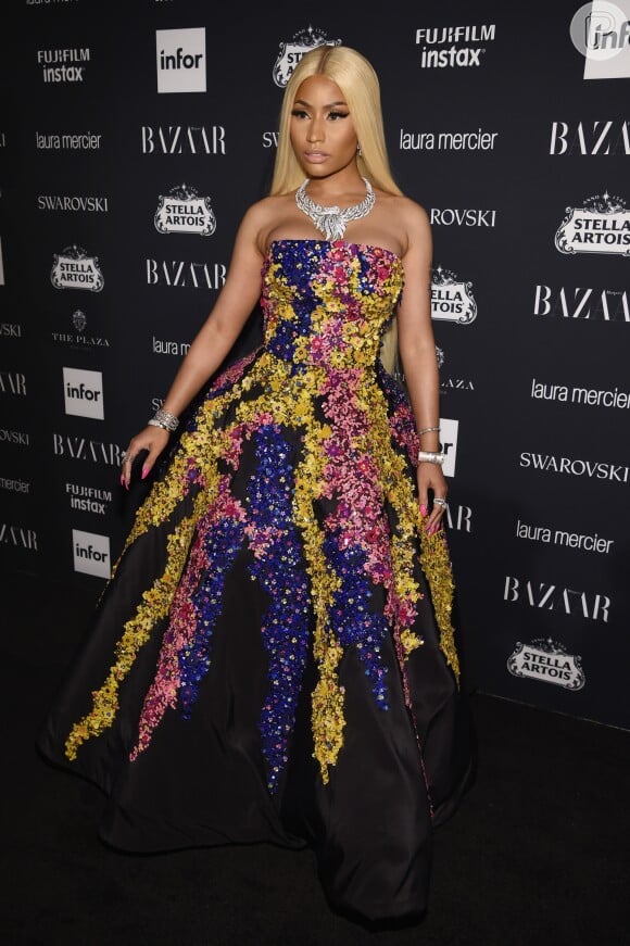 Nicki Minaj já havia apostado em um imponente tomara-que-caia Oscar de la Renta coleção outono 2017 em festa realizada durante a NYFW, na última sexta-feira, 8 de setembro de 2017
