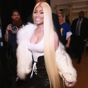 Nicki Minaj também apostou em um casaco de pelos para o desfile da grife Monse na New York Fashion Week, em 8 de setembro de 2017