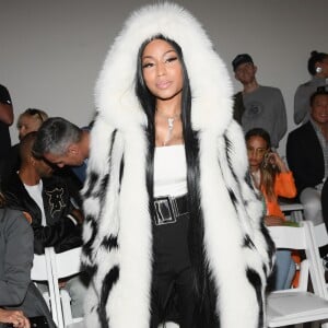Nicki Minaj caprichou no visual com um casaco de pelos volumoso Oscar de la Renta na New York Fashion Week, em 11 de setembro de 2017
