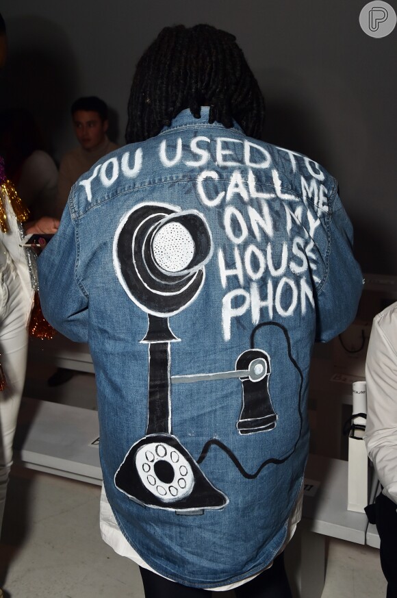 A camisa jeans eleita por Whoopi Goldberg para a New York Fashion Week contava com referência à música Hotline Bling, de Drake, na parte de trás