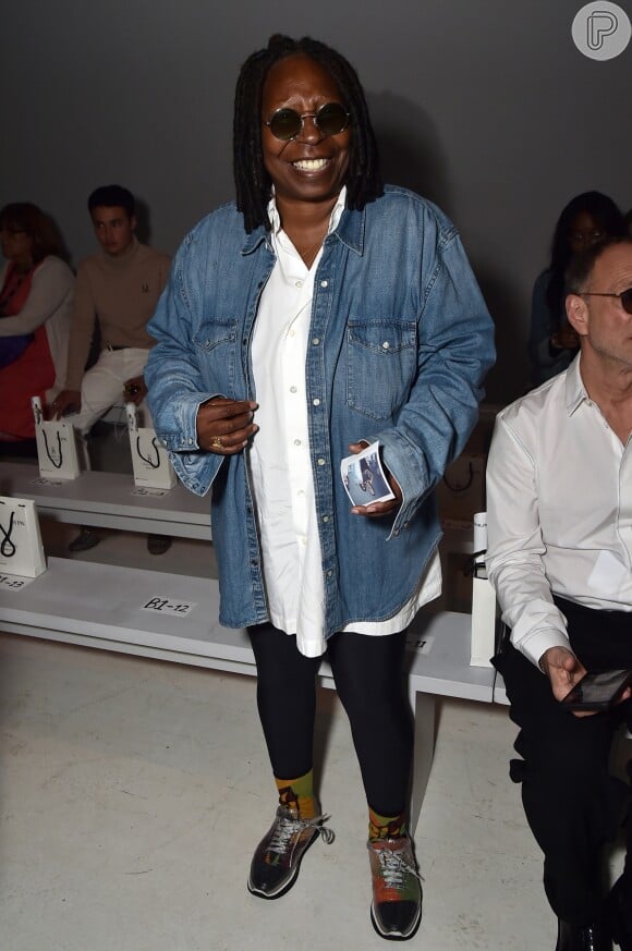 A ariz Whoopi Goldberg também usou jeans na New York Fashion Week