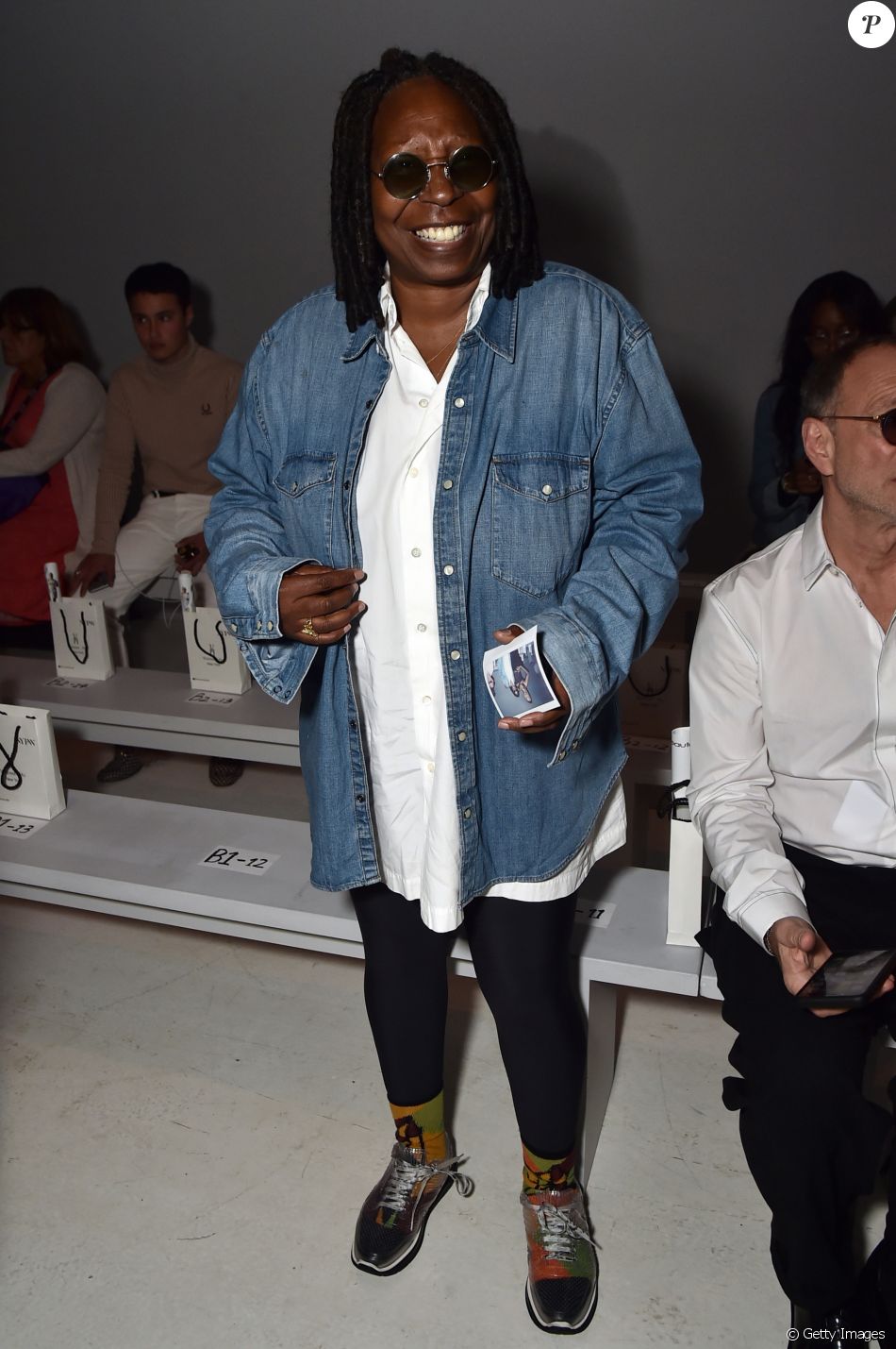 A ariz Whoopi Goldberg também usou jeans na New York Fashion Week ...