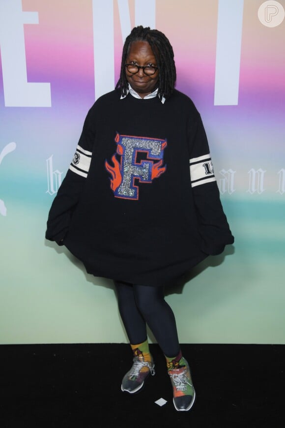 Whoopi Goldberg apostou em um visual esportivo para a New York Fashion Week