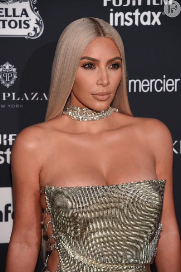 O tomara-que-caia metalizado de Kim Kardashian contava com recortes laterais