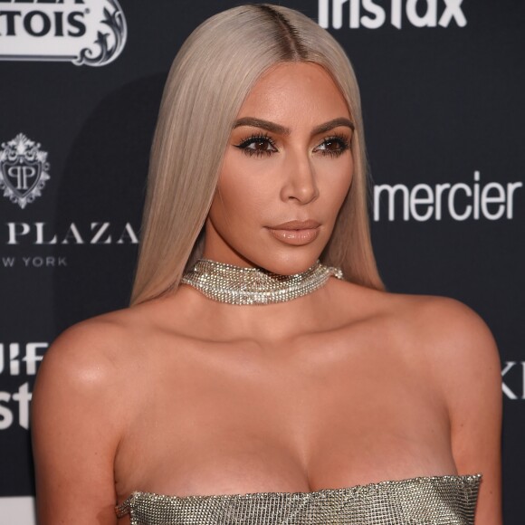O tomara-que-caia metalizado de Kim Kardashian contava com recortes laterais