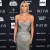 Kim Kardashian atraiu olhares com um longo vintage Versace em festa durante a New York Fashion Week, em 8 de setembro de 2017