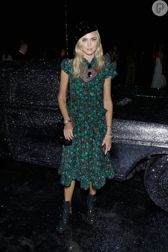 Chiara Ferragni combinou vestido leve com botas pesadas no look Coach coleção outono 2017 durante a New York Fashion Week