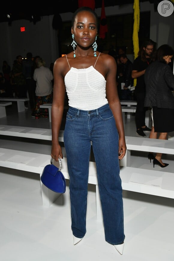 Lupita Nyoing'o investiu no jeans com look Calvin Klein para o desfile da grife na New York Fashion Week, no dia 7 de setembro de 2017