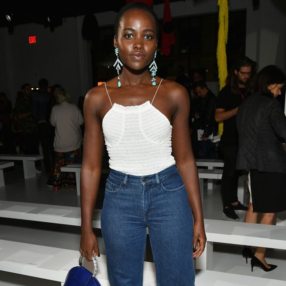 Lupita Nyoing'o investiu no jeans com look Calvin Klein para o desfile da grife na New York Fashion Week, no dia 7 de setembro de 2017