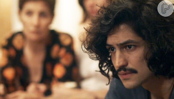 Gustavo (Gabriel Leone) será preso como suspeito de ter matado Arnaldo (Antonio Calloni) em 'Os Dias Eram Assim'