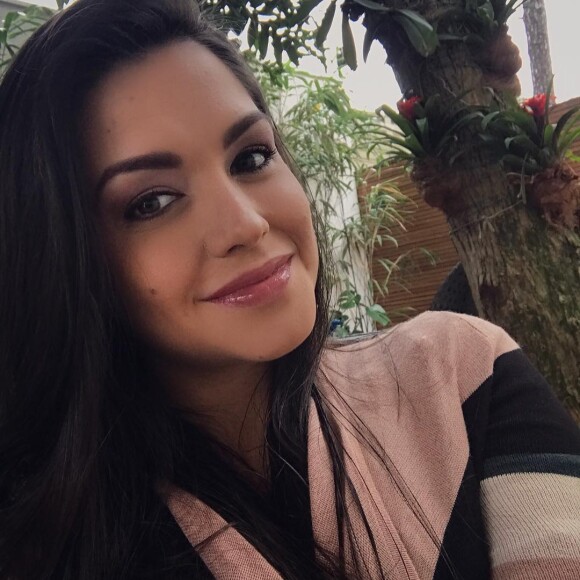Thais Fersoza explicou: 'Cólicas são muito comuns, porque é a adaptação fora do útero. Normalmente as cólicas aparecem de duas a três semanas. E vai embora milagrosamente e misteriosamente com três meses'