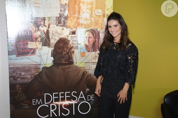Aline Barros prestigiou a pré-estreia do filme 'Em Defesa do Cristo', no qual canta uma das músicas