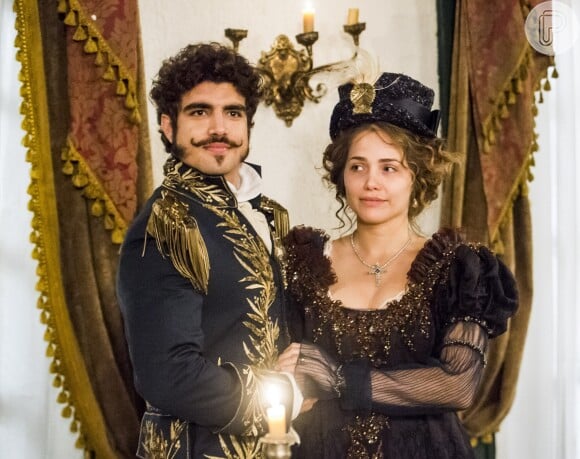 Pedro (Caio Castro) e Leopoldina (Leticia Colin) são coroados imperadores e trocam juras de amor, no capítulo final da novela 'Novo Mundo'