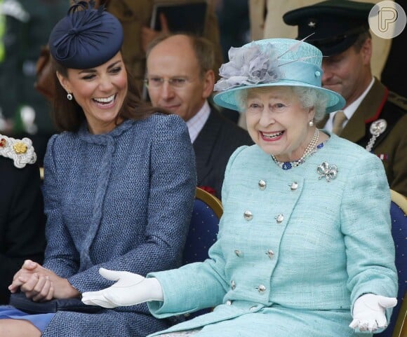 Príncipe William demorou 5 anos para apresentar Kate Middleton, sua namorada na época, para a rainha Elizabeth II