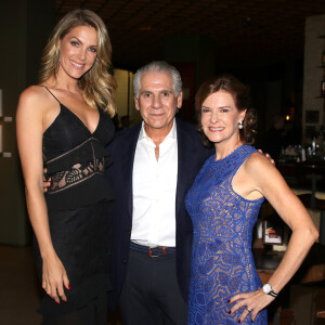 Ana Hickmann posa com os doutores Rosana e Marcelo Cunha, anfitriões do jantar beneficente em prol do projeto Novo Olhar, no restaurante Rubaiyat, em São Paulo, na noite desta quarta-feira, 13 de setembro de 2017