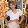 Isabella Santoni combinou a saia transparente com camisa destroyed amarrada na inauguração da nova loja da Colcci, no Barra Shopping, Zona Oeste do Rio de Janeiro, nesta quarta-feira, 13 de setembro de 2017