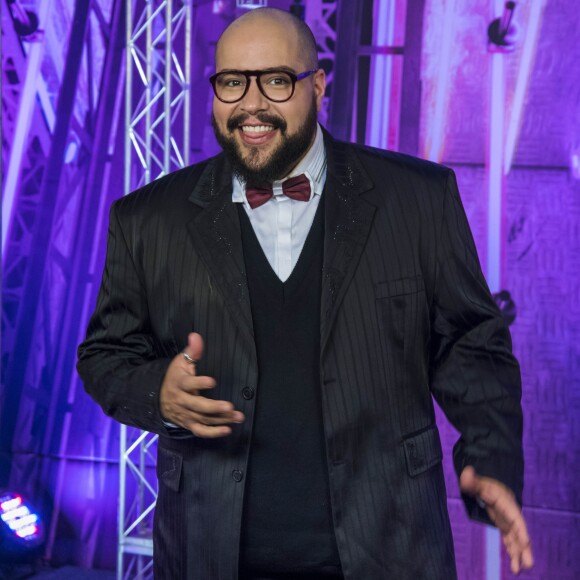 Tiago Abravanel mede 1,81m: 'Hoje eu devo pesar uns 125 quilos. Acho que se eu perdesse uns 20 quilos, eu já estaria feliz'