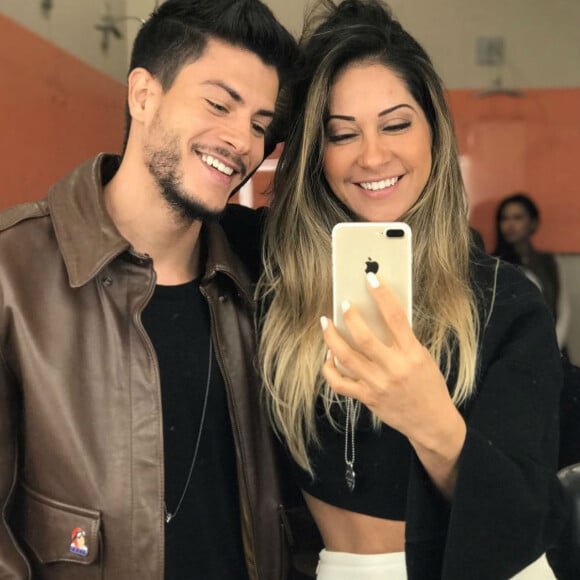 Mayra Cardi, noiva de Arthur Aguiar, disse que como concilia trabalho e o relacionamento