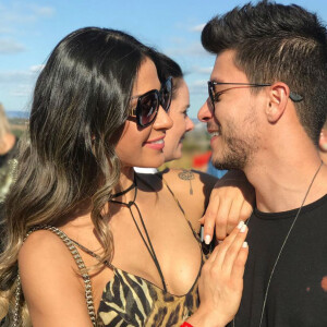 Mayra Cardi vai dividir preparativos do casamento com o noivo, Arthur Aguiar