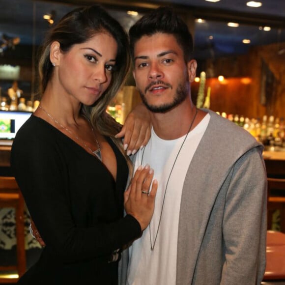 Mayra Cardi contou que casamento com Arthur Aguiar terá cardápio fitness nesta quinta-feira, 14 de setembro de 2017