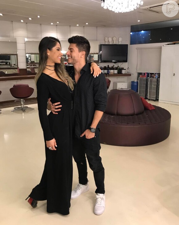 Mayra Cardi e Arthur Aguiar assumiram oficialmente o namoro em julho de 2017